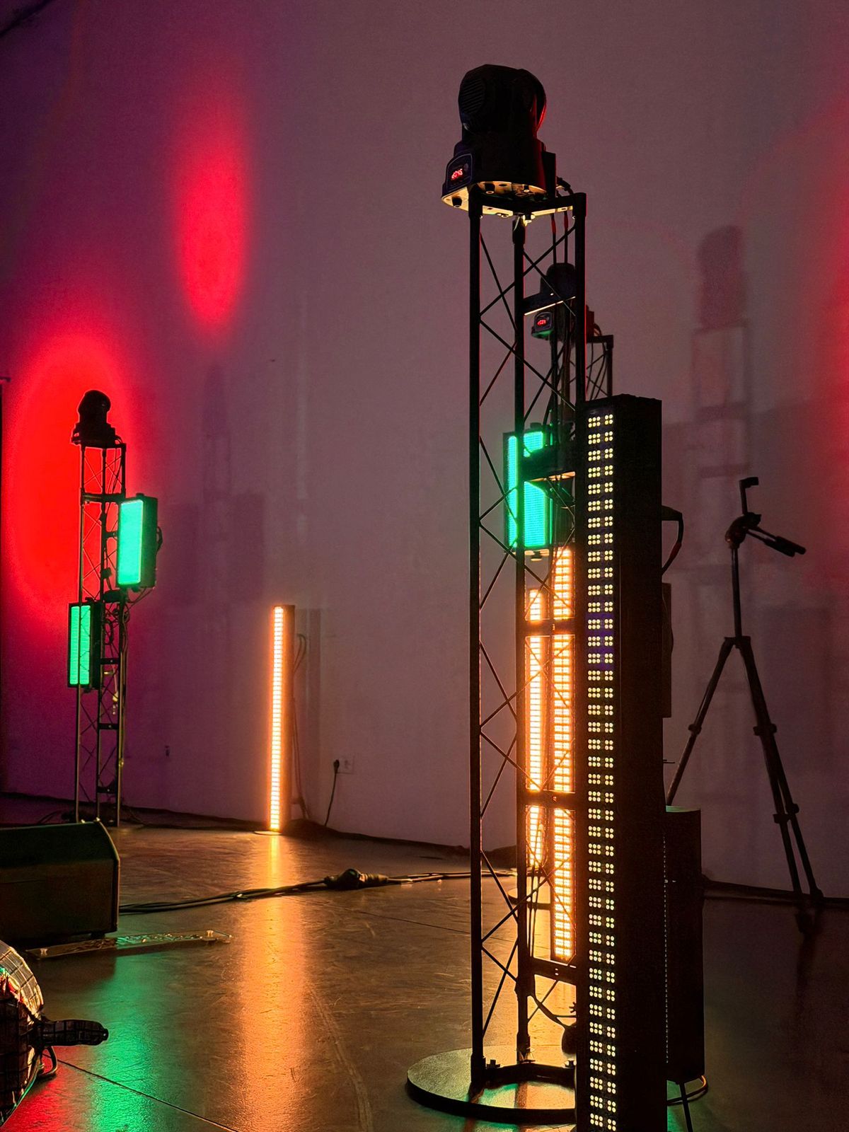 DJ-Technik mit Lichttraversen, Moving Heads und LED-Säulen in einem Festsaal