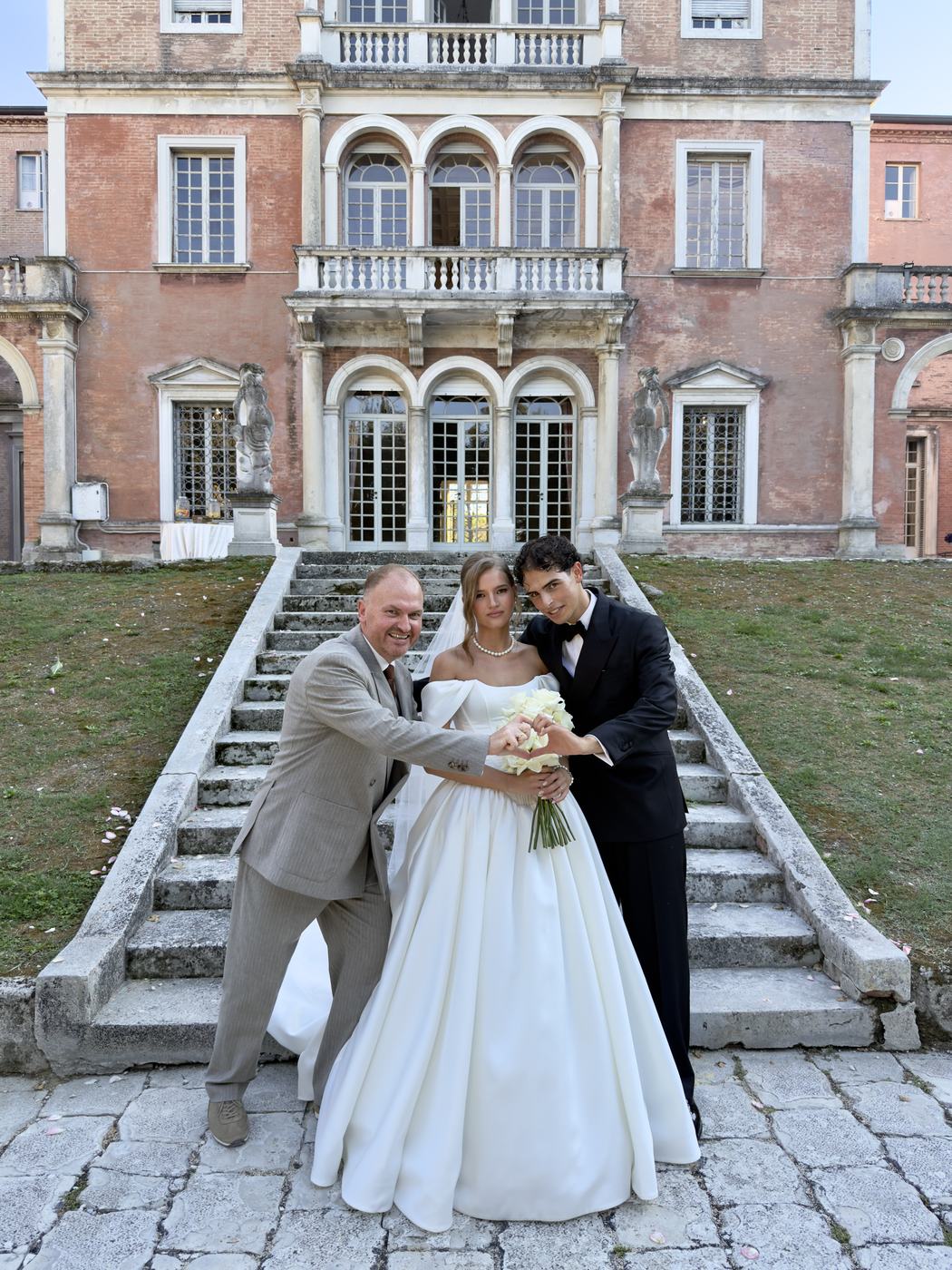 Andy mit dem Brautpaar Alona und Mario auf der Treppe der Villa des Vergers bei Rimini