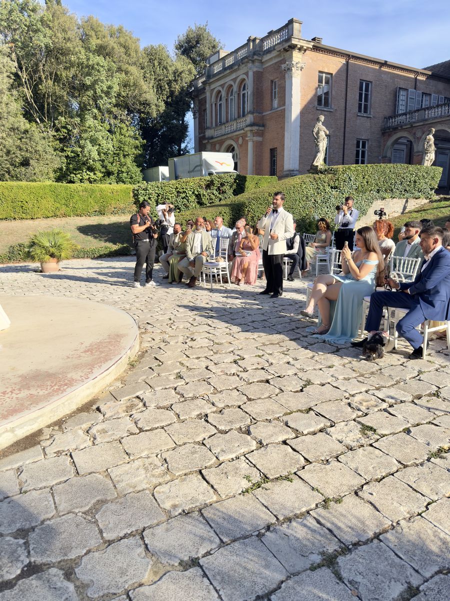 Gäste warten im Park der Villa des Vergers auf die freie Trauung