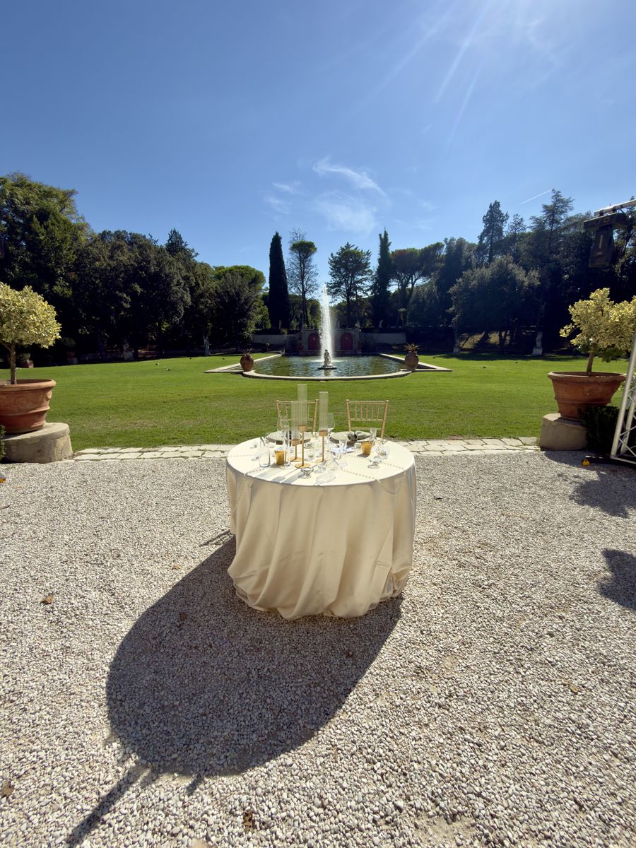 Gedeckter Tisch im Garten der Villa des Vergers mit Brunnen