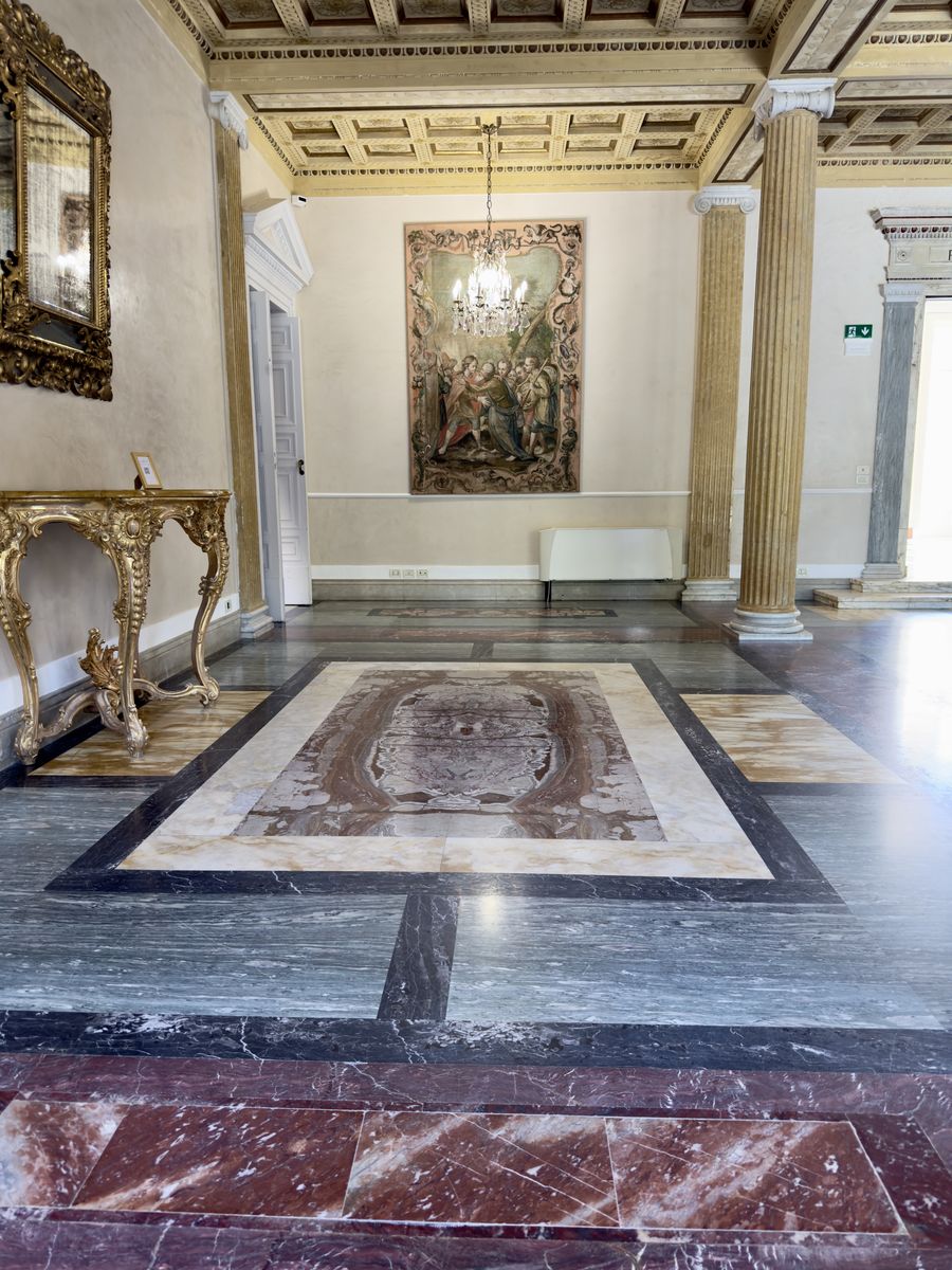 Prunkvoller Saal mit Marmorboden in der Villa des Vergers